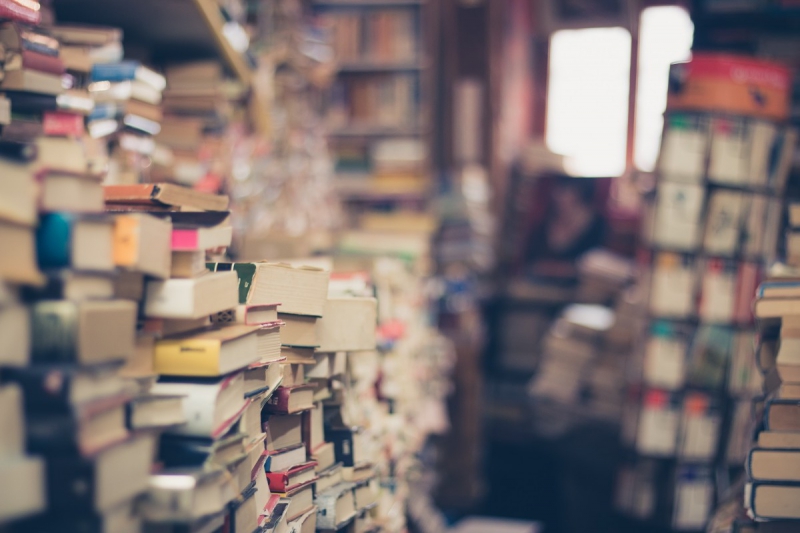 ecommerce-GATTIERES-min_books_stack_book_store_stack_of_books_2nd_hand_retro_hipster_shop-829090